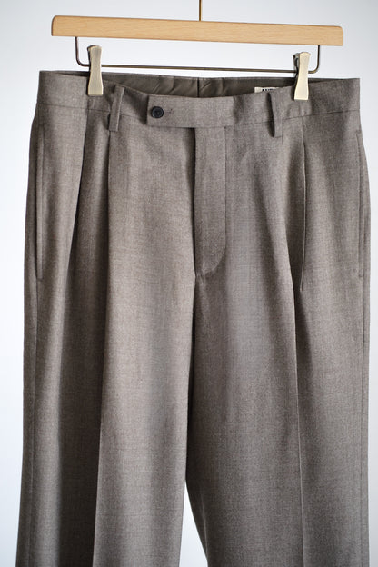 SUPER LIGHT WOOL TWO-TUCK SLACKS