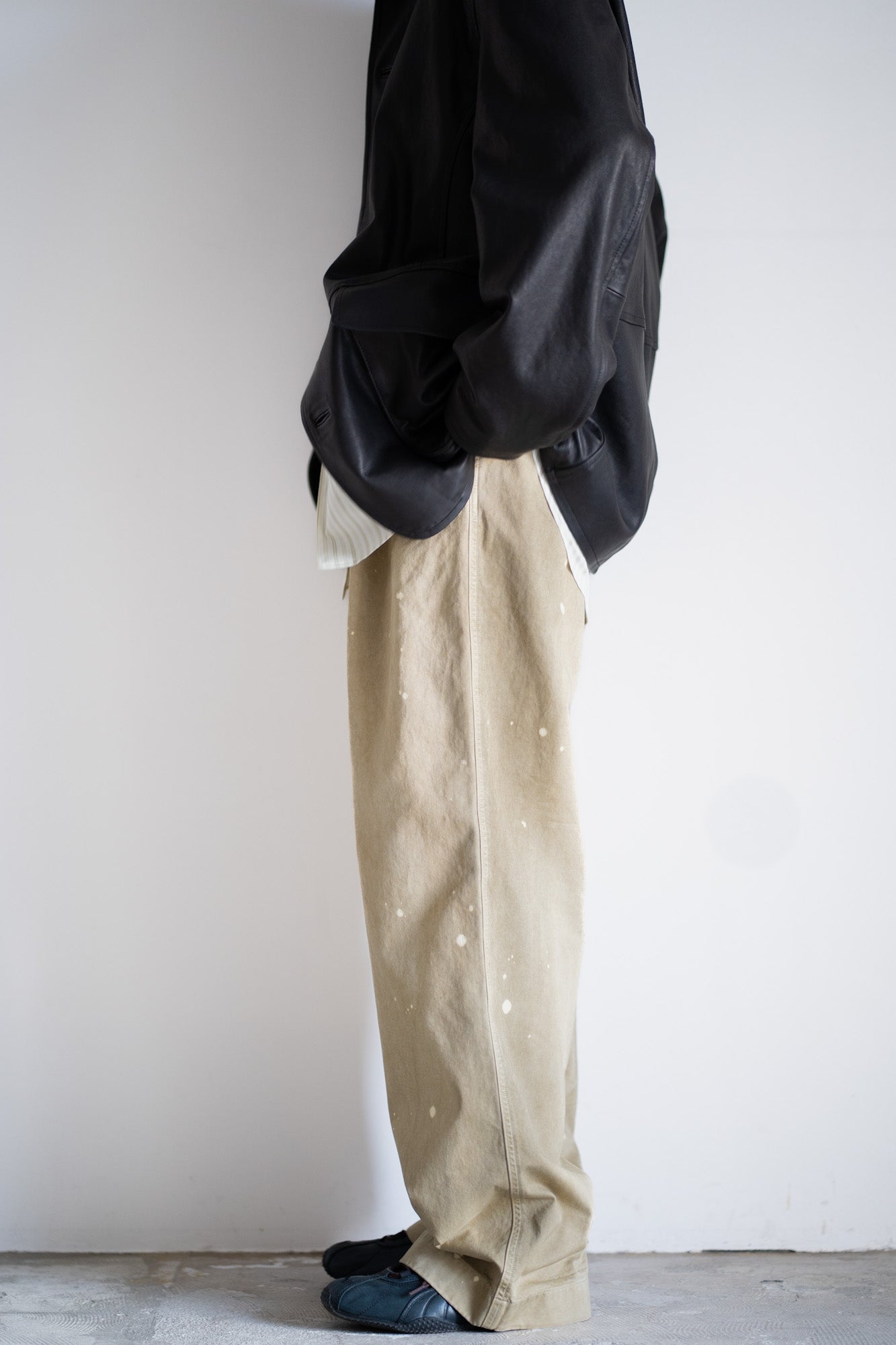 GARMENT-DYED FINX LIGHT CHINO ONE-TUCK WIDE PANTS