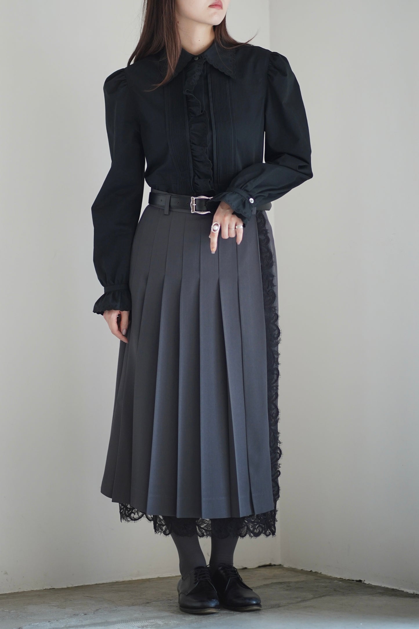 FINE WOOL PLEATED SKIRT WITH LACE TRIM