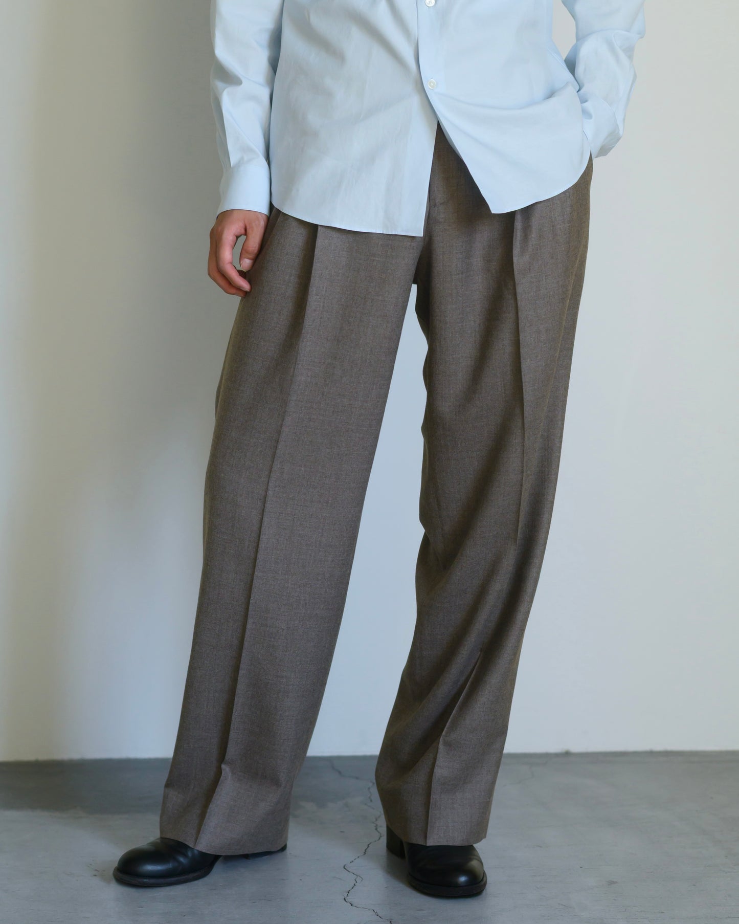SUPER LIGHT WOOL TWO-TUCK SLACKS