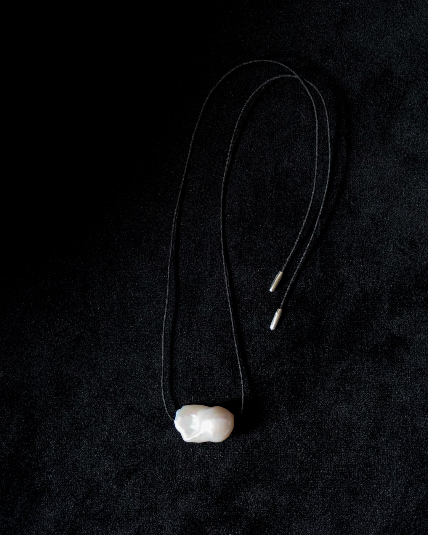 DISTORTED PEARL CHOCKER