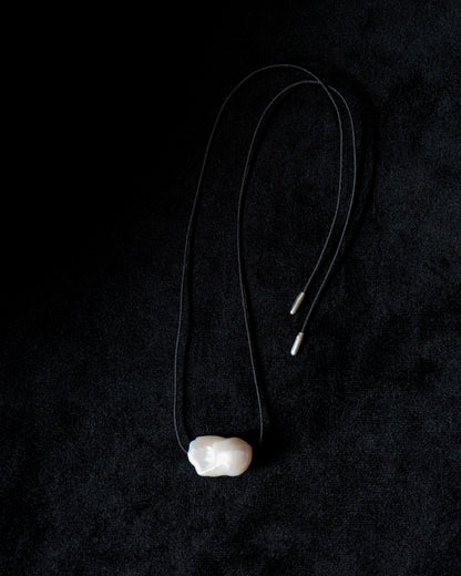 DISTORTED PEARL CHOCKER