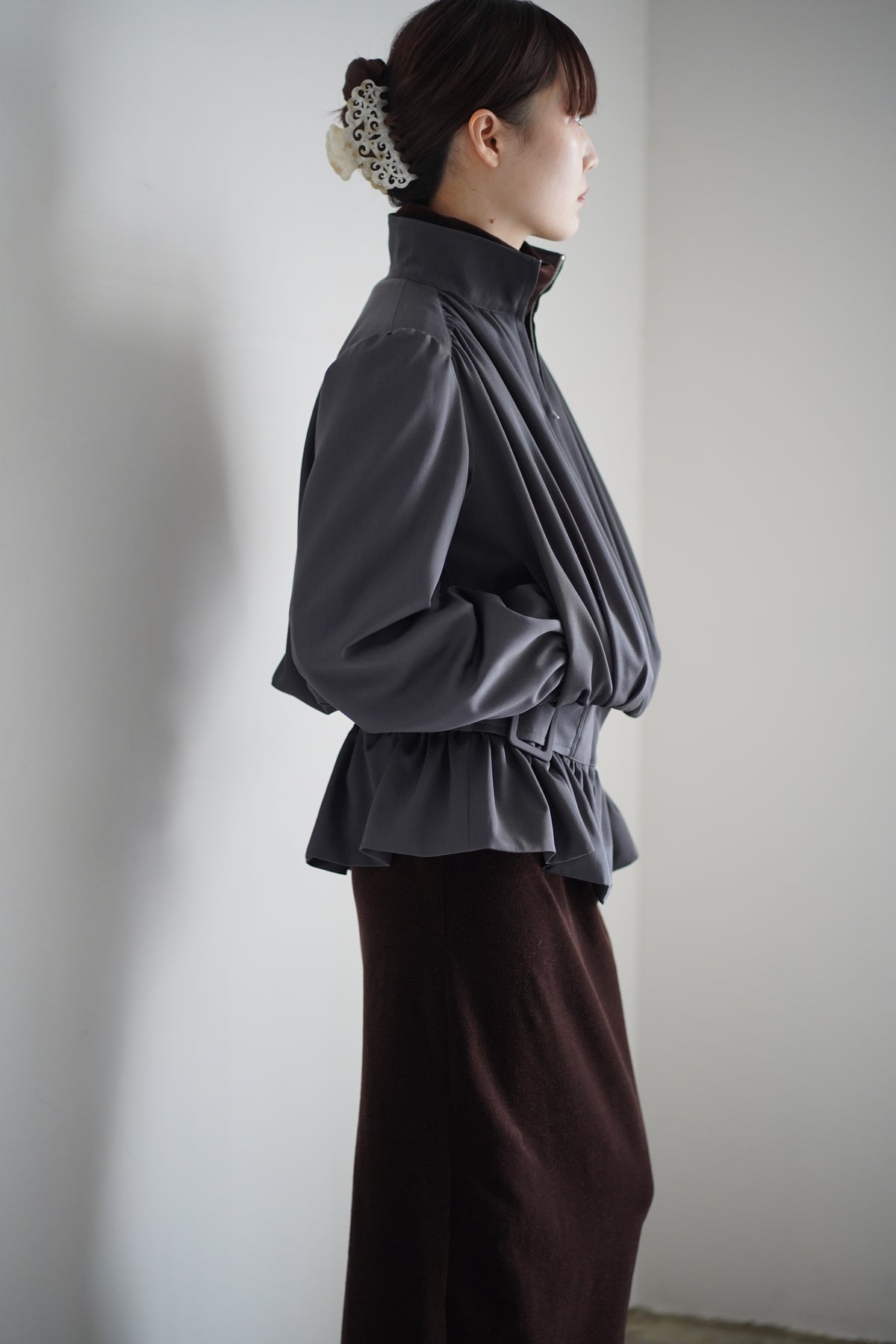 FINE WOOL SUITING GATHERED BELTED BLOUSON