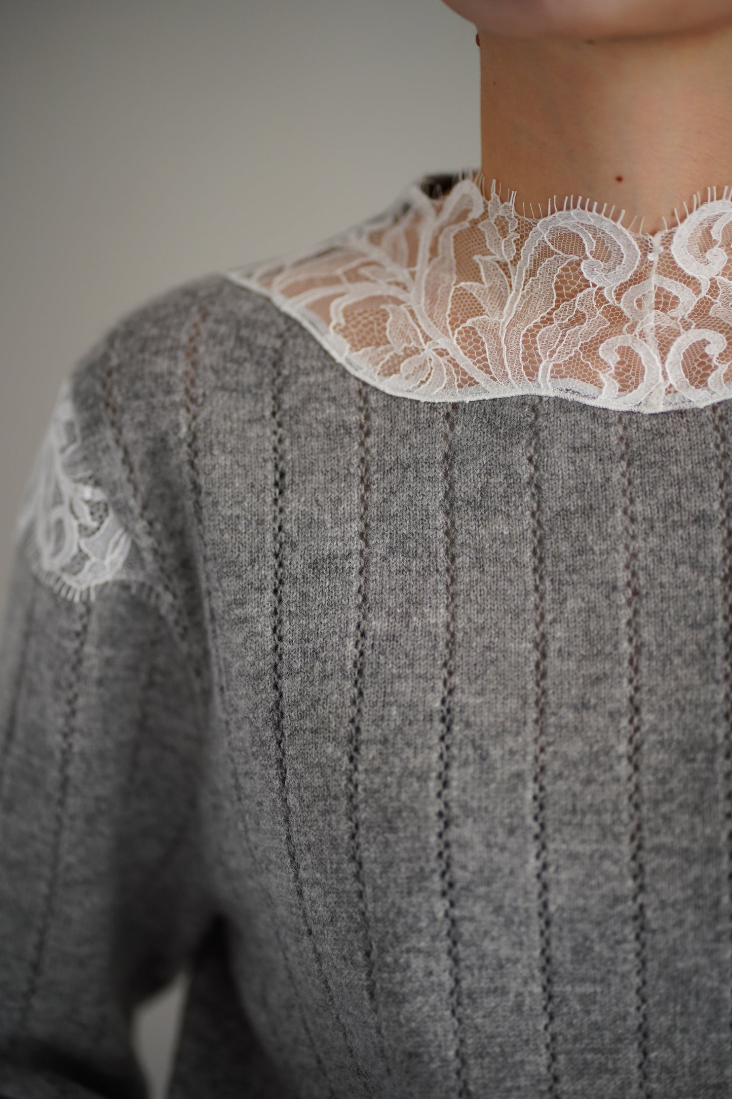HAIRY LACE PANELED CROPPED PULLOVER