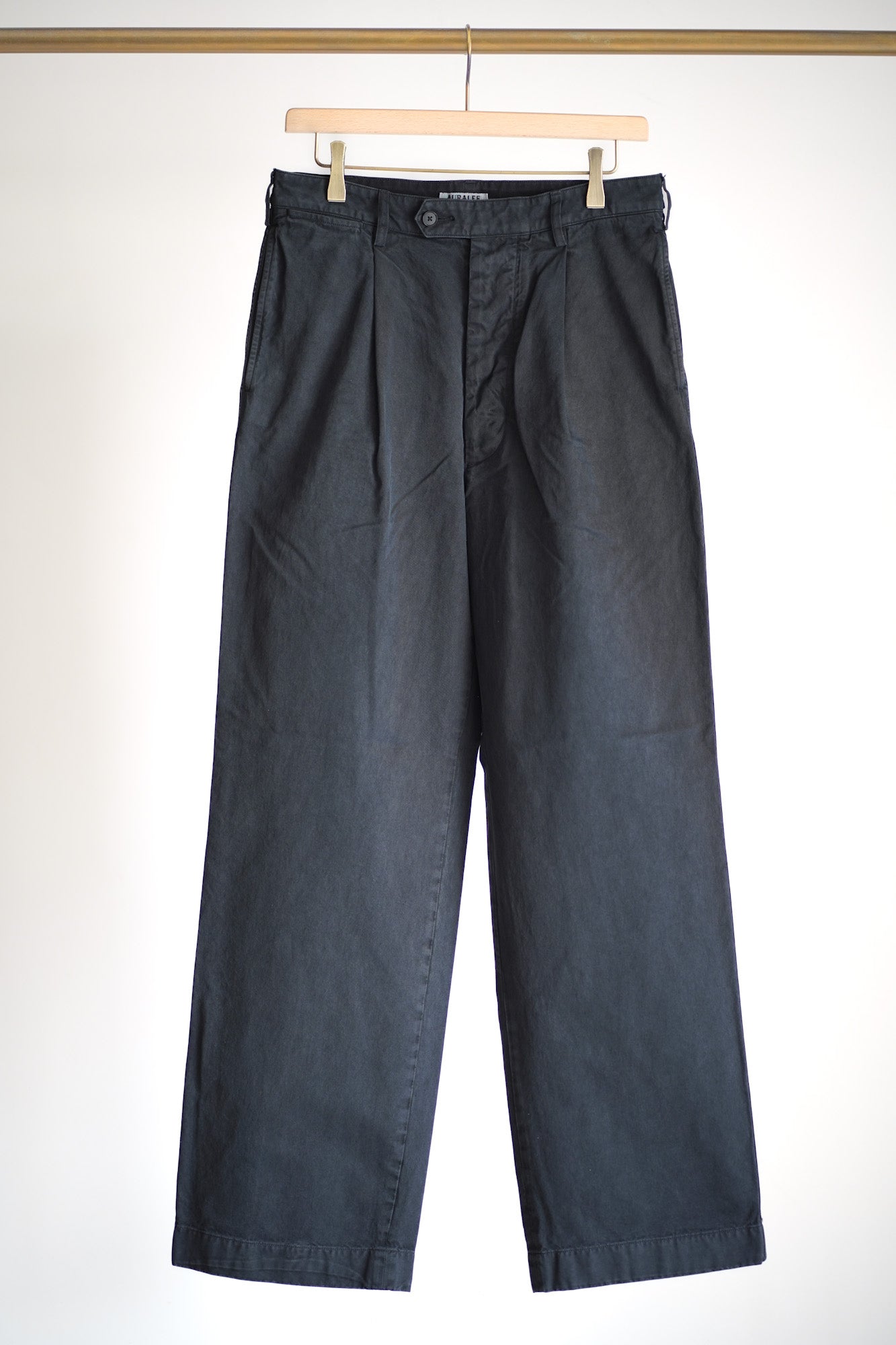 GARMENT-DYED FINX LIGHT CHINO ONE-TUCK WIDE PANTS