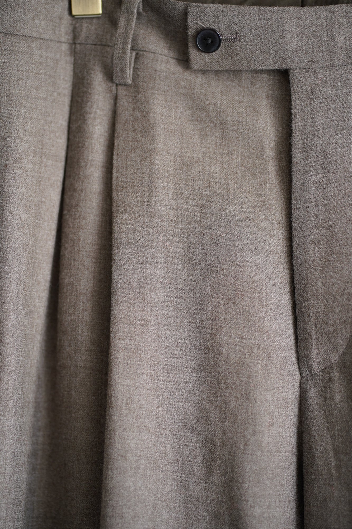 SUPER LIGHT WOOL TWO-TUCK SLACKS