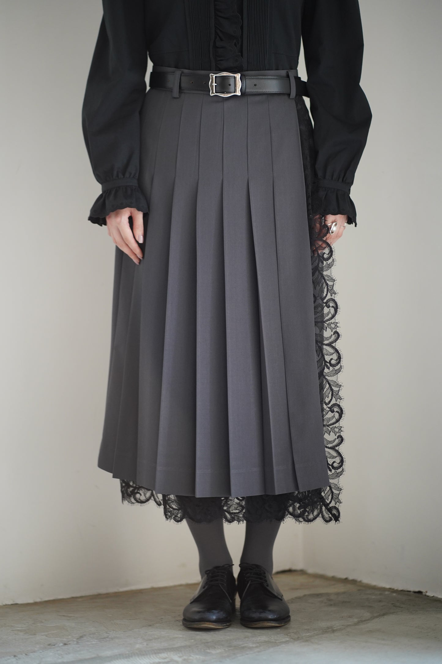 FINE WOOL PLEATED SKIRT WITH LACE TRIM