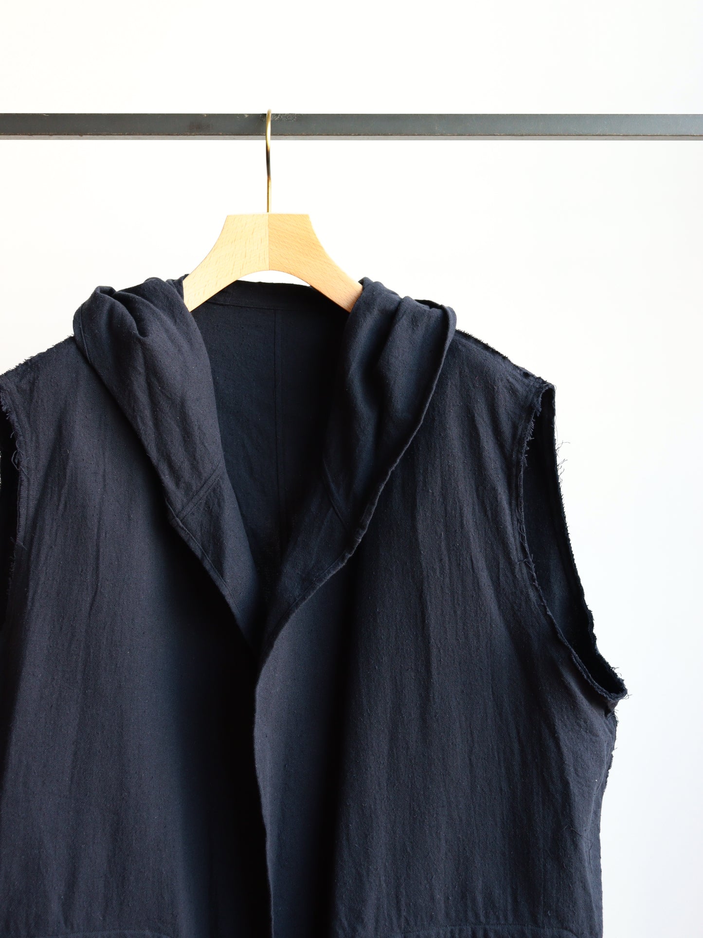 cut off hooded toile shirt