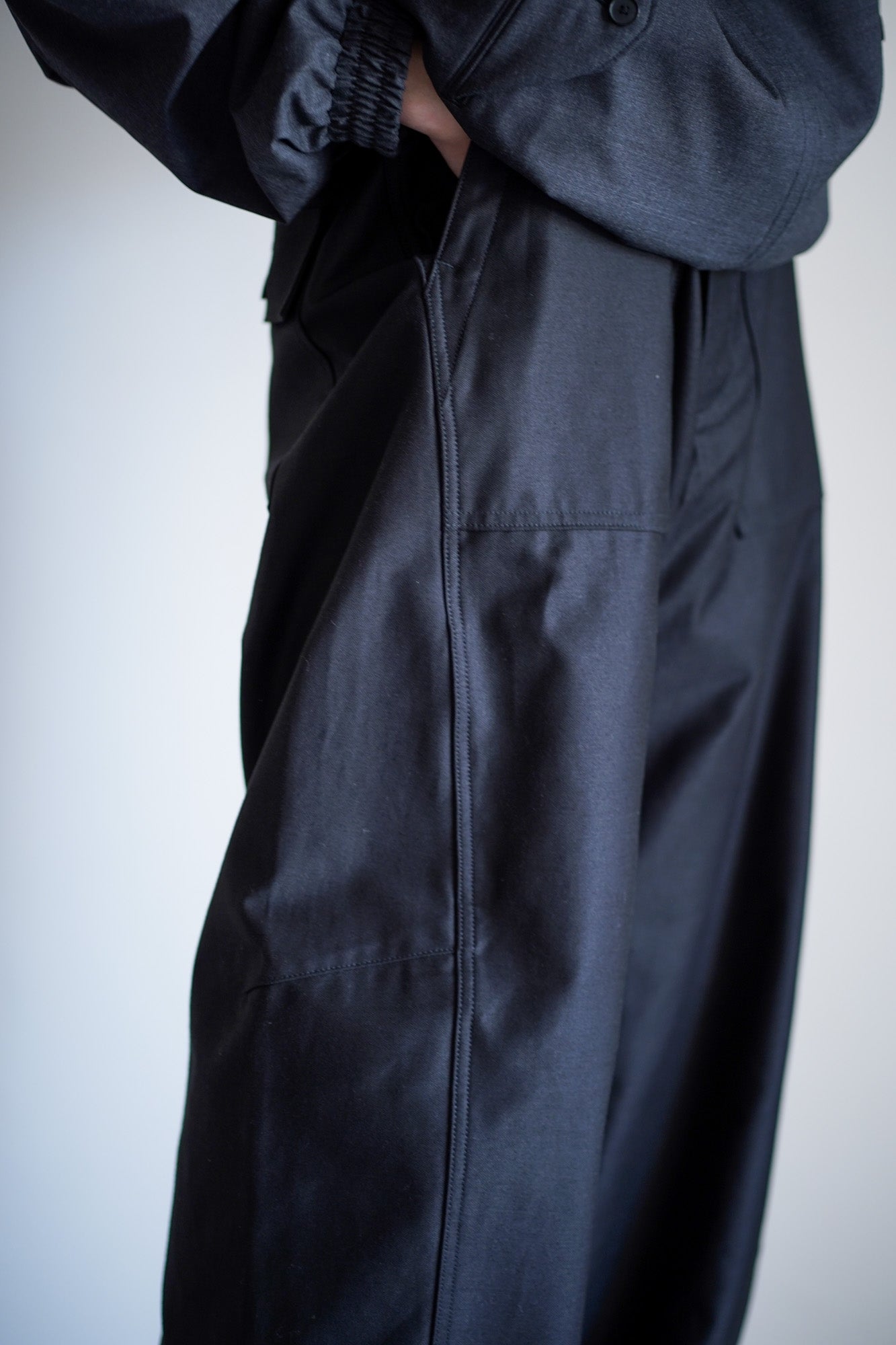 BACK SATIN BARREL-LEG PANTS 【 GENDERLESS 】