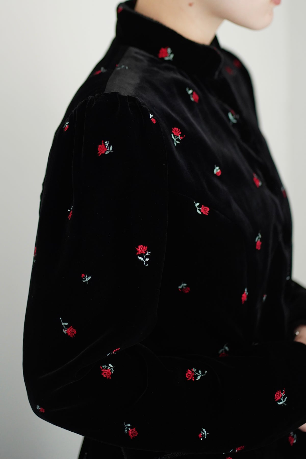 ROSE EMBROIDERED VELVET JACKET