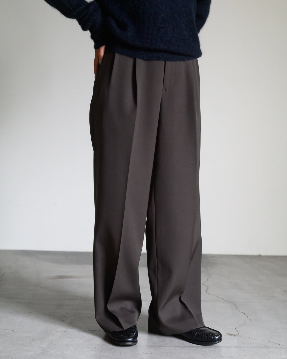 LIGHT WOOL MAX GABARDINE TWO-TUCK SLACKS