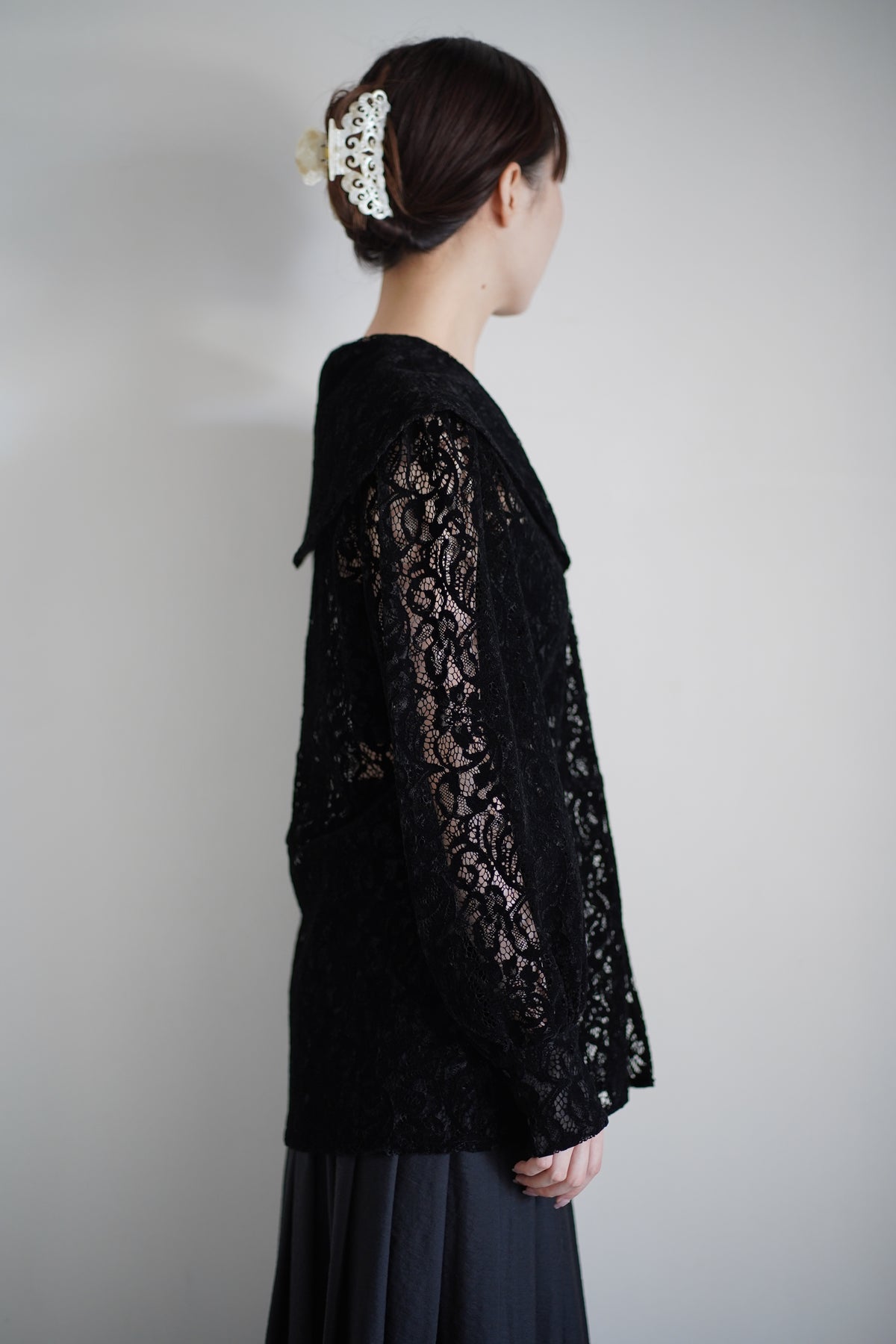 FLOCKED LACE SAILOR COLLAR BLOUSE