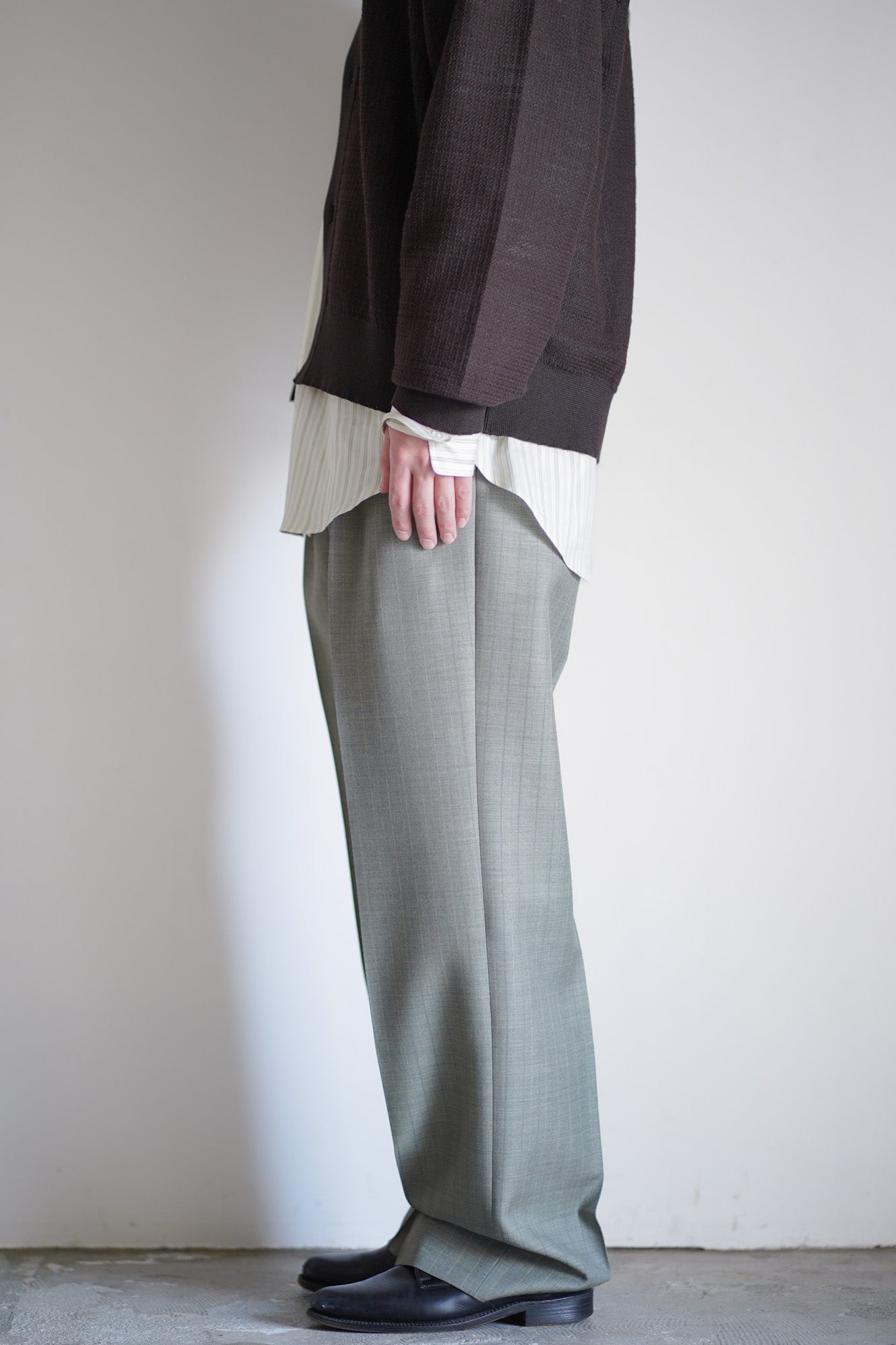 BLUEFACED WOOL TWO-TUCK SLACKS