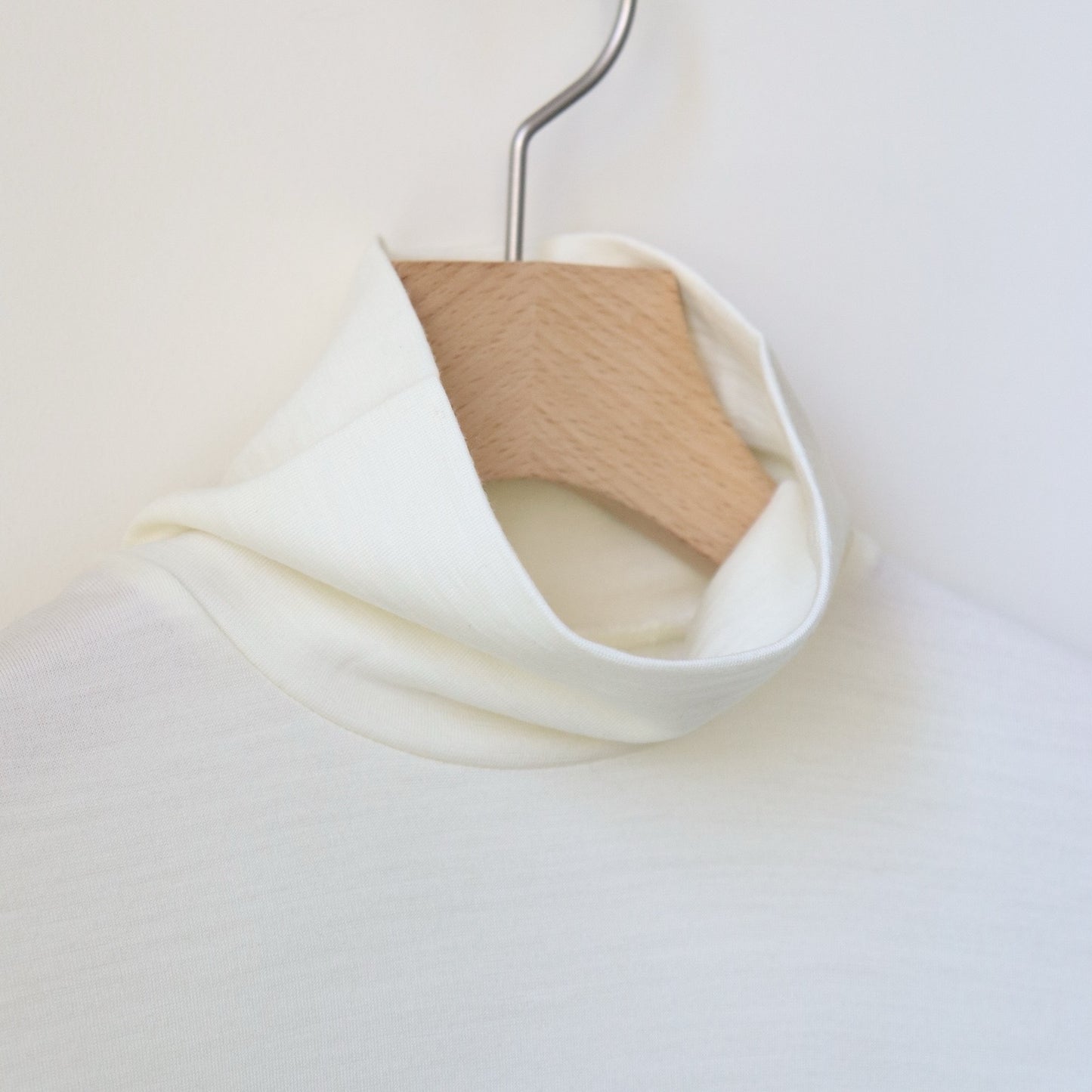 WOOL TURTLE NECK TEE