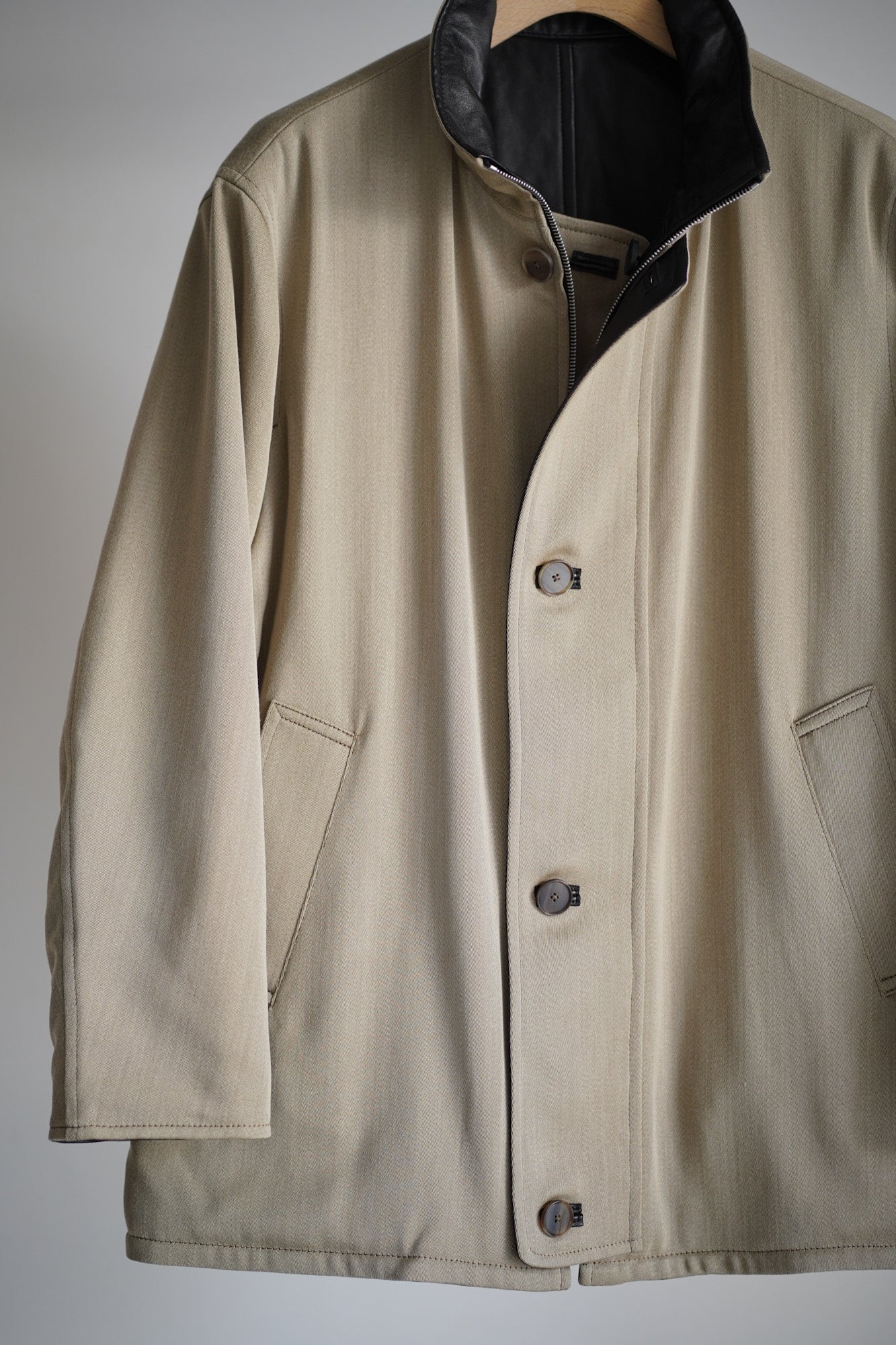 REVERSIBLE WOOL TWISTED TWILL / SHEEP LEATHER HALF COAT