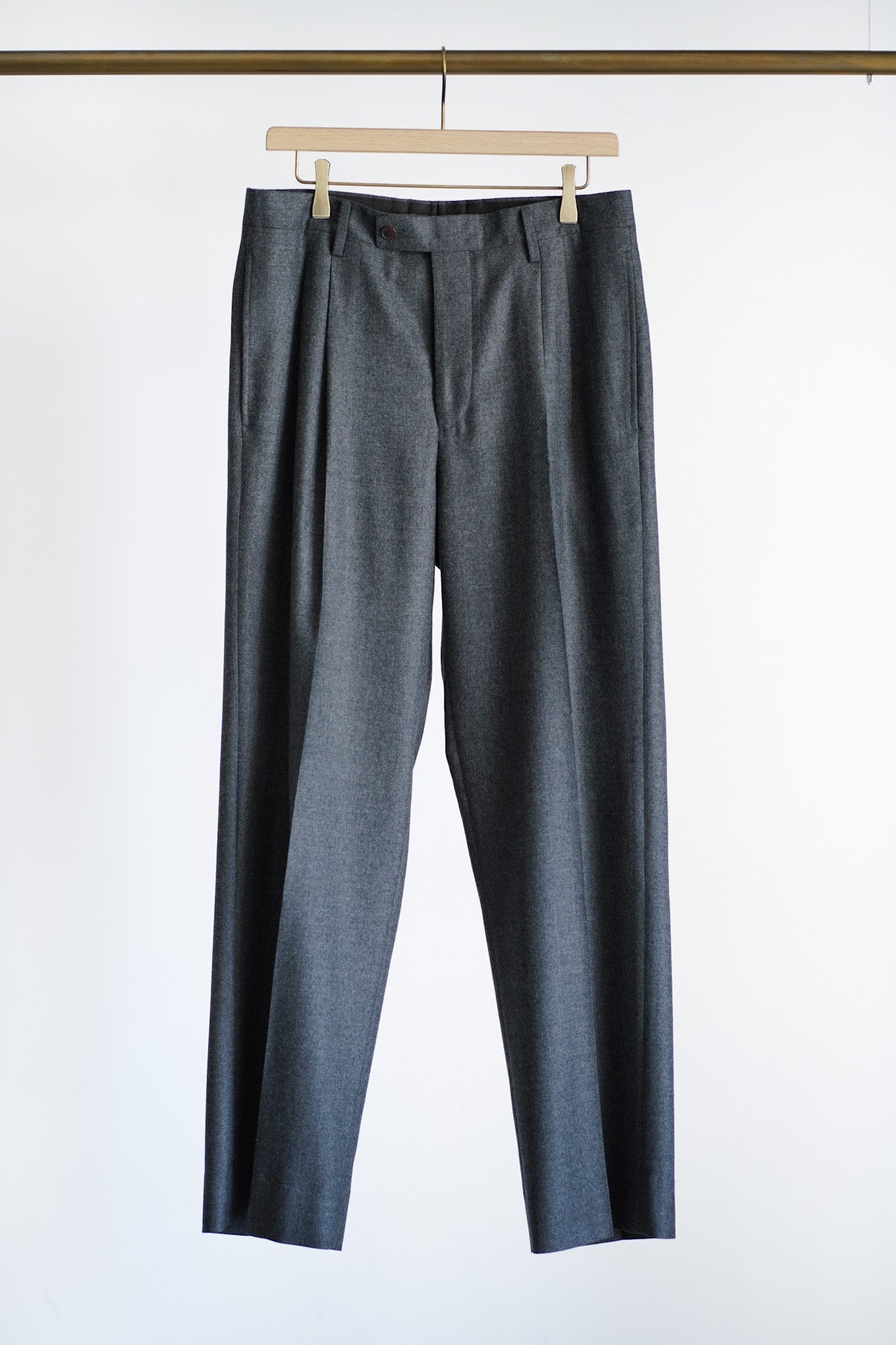 SUPER LIGHT WOOL TWO-TUCK SLACKS