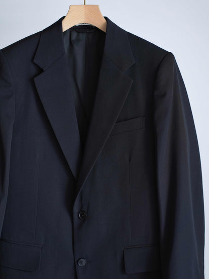 AURLEEのLIGHT WOOL MAX GABARDINE JACKETのカラーがBLACKの上部に寄った商品画像です。
こちらの商品は通信販売にて購入が可能です。