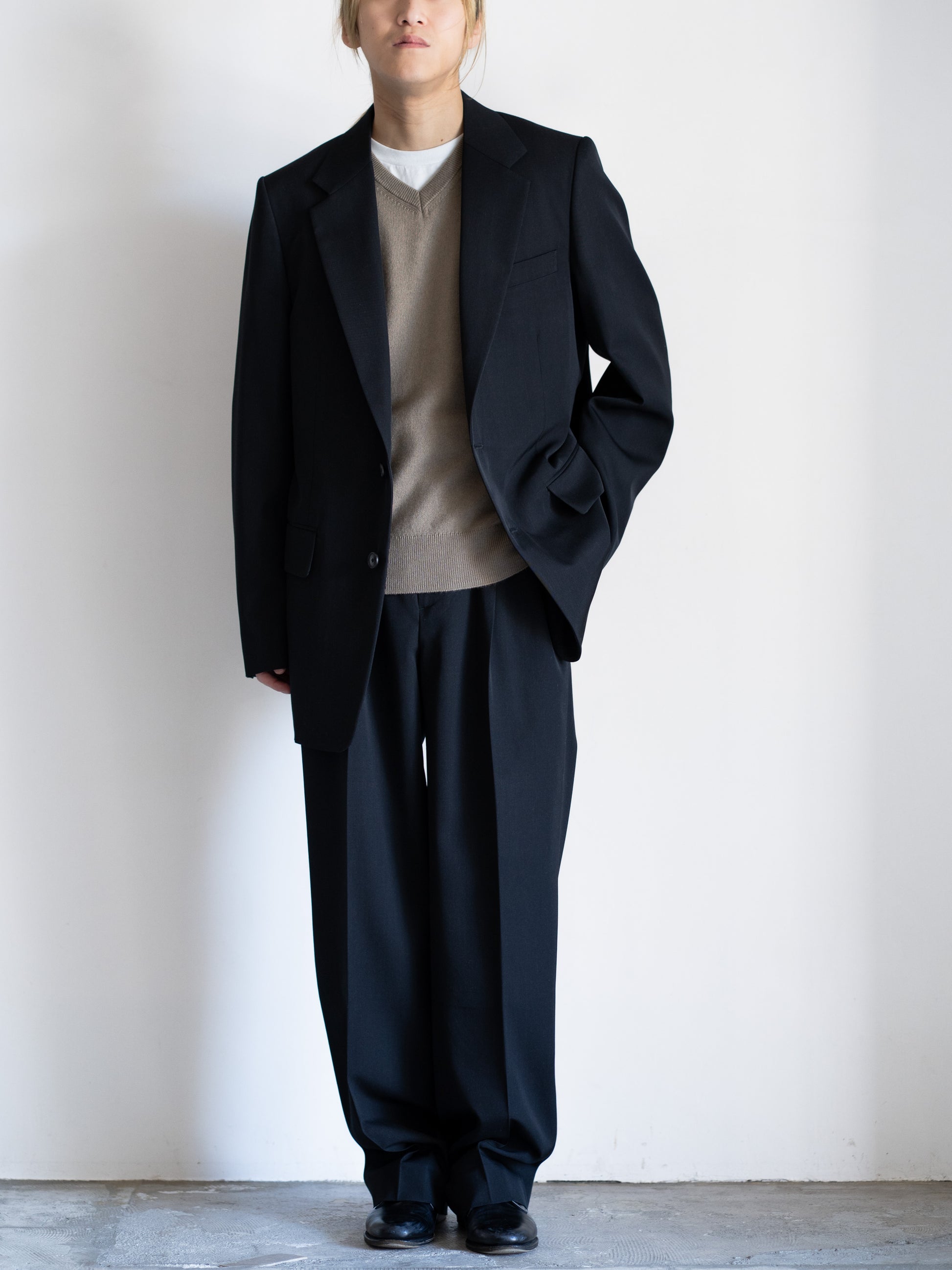AURLEEのLIGHT WOOL MAX GABARDINE JACKETのカラーがBLACKとLIGHT WOOL MAX GABARDINE TWO-TUCK SLACKSのBLACKを着用した全身が写った正面の着用画像です。