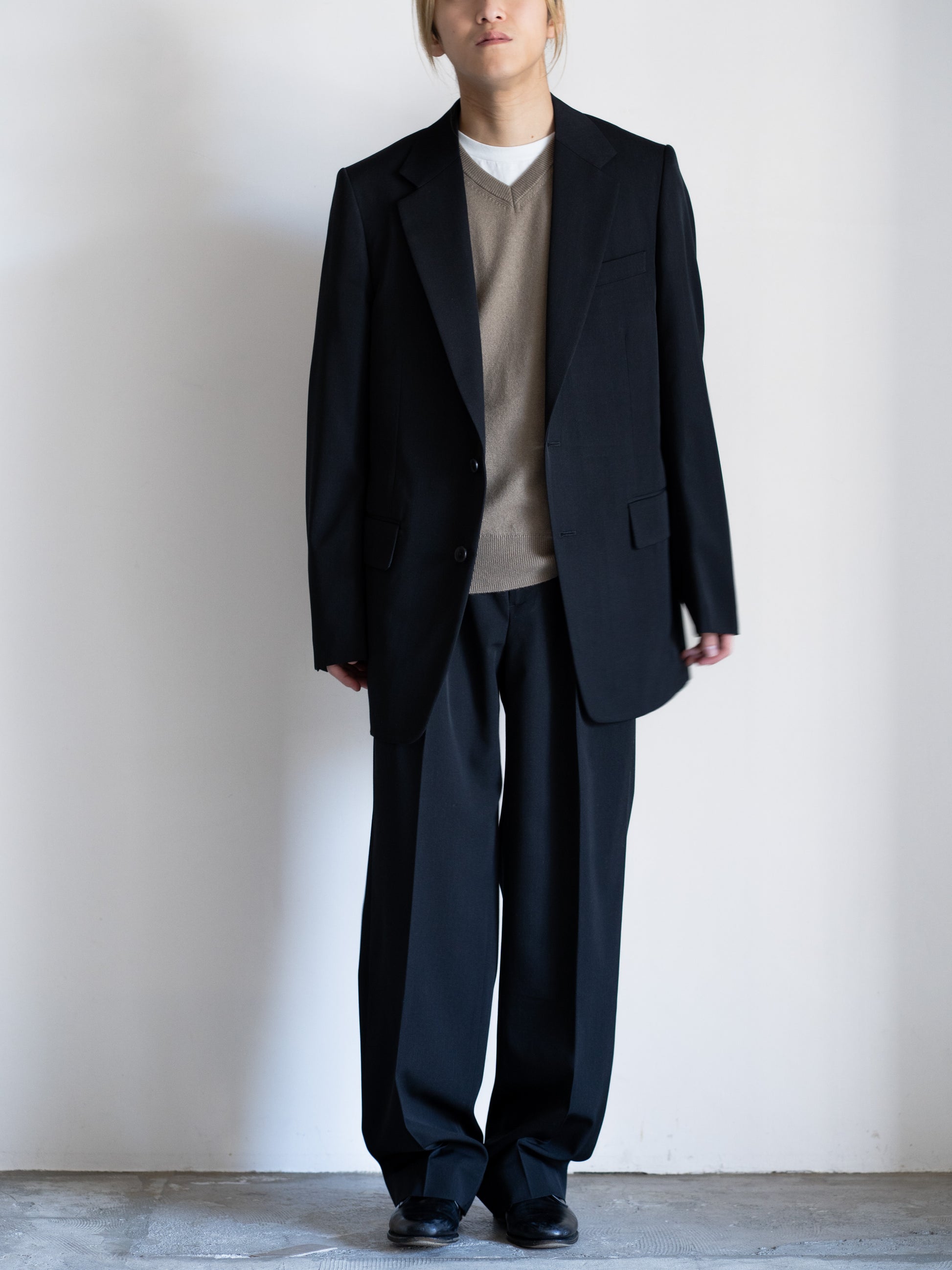 AURLEEのLIGHT WOOL MAX GABARDINE JACKETのカラーがBLACKとLIGHT WOOL MAX GABARDINE TWO-TUCK SLACKSのBLACKを着用した全身が写った正面の着用画像の2枚目です。