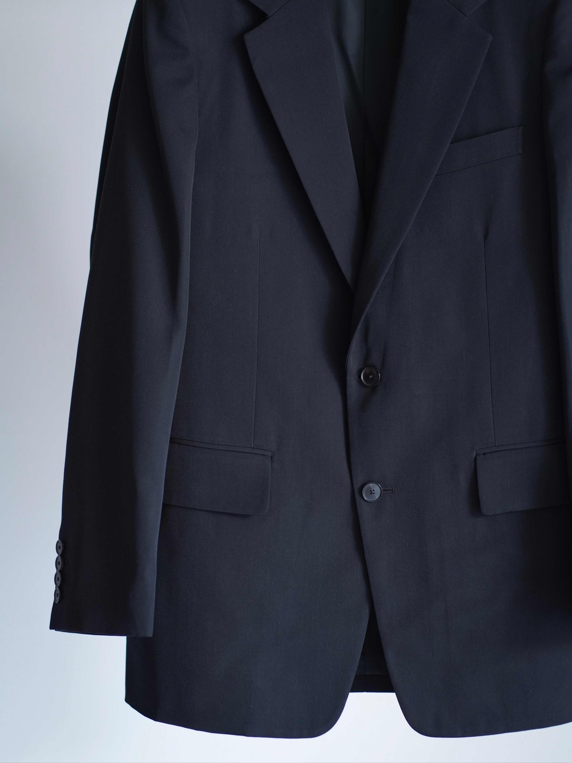 AURLEEのLIGHT WOOL MAX GABARDINE JACKETのカラーがBLACKの下半分に寄った商品画像です。
こちらの商品は通信販売にて購入が可能です。