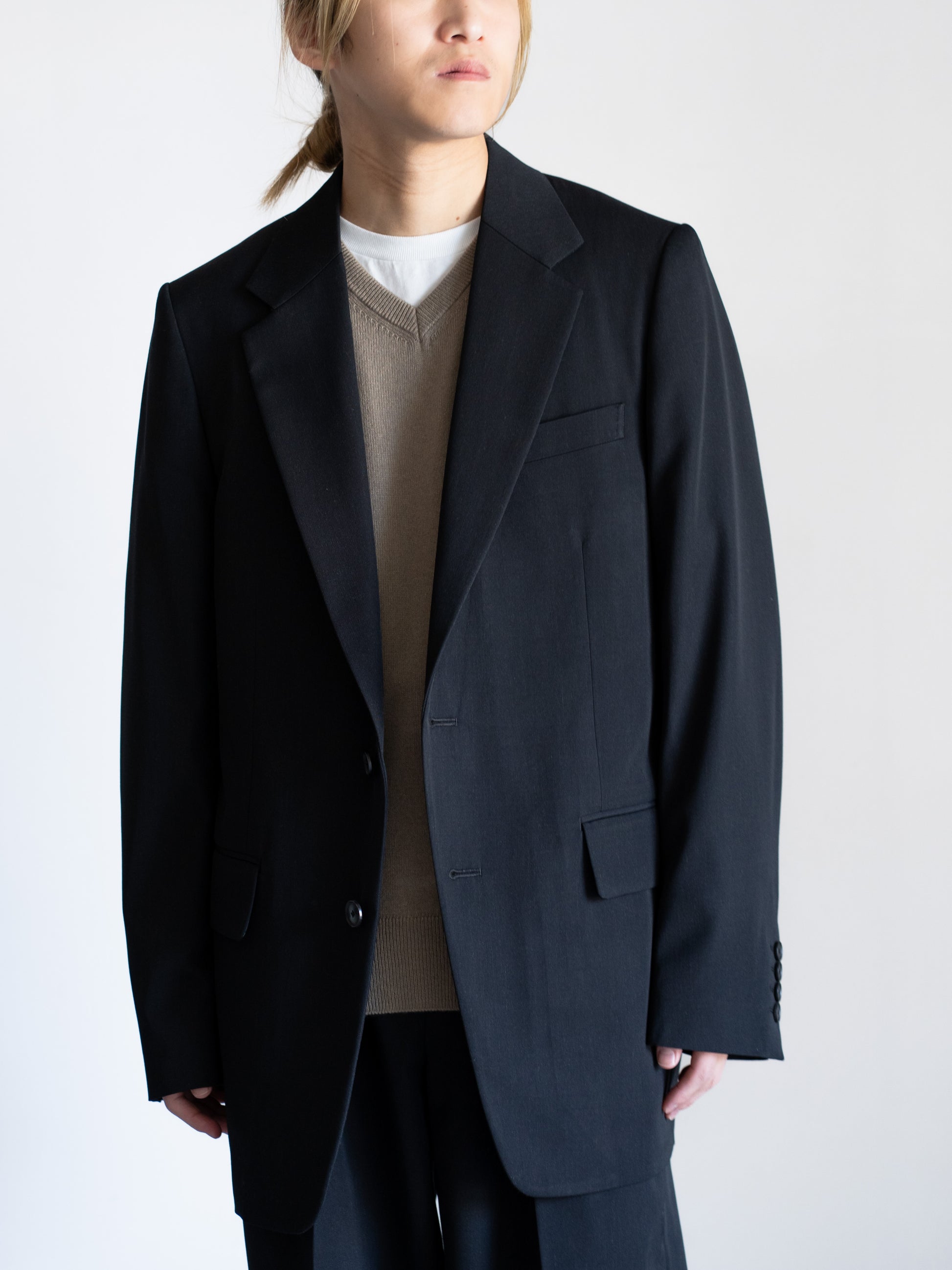 AURLEEのLIGHT WOOL MAX GABARDINE JACKETのカラーがBLACKを着用したトップスが写った正面の着用画像です。