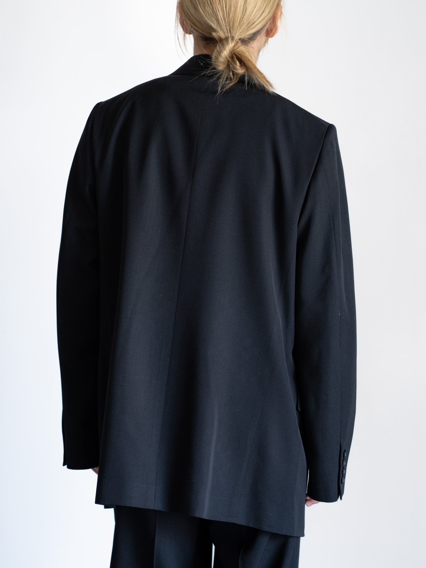 AURLEEのLIGHT WOOL MAX GABARDINE JACKETのカラーがBLACKを着用したトップスが写った背面の着用画像です。