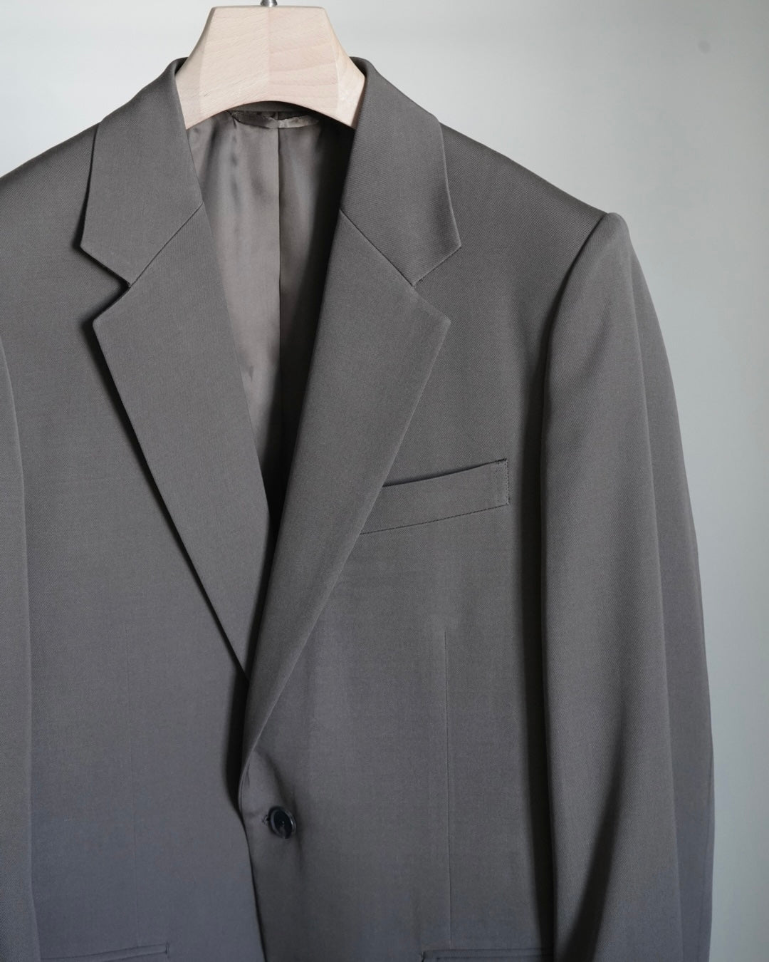 AURLEEのLIGHT WOOL MAX GABARDINE JACKETのカラーがDARK OLIVE BROWNの上半分に寄った商品画像です。