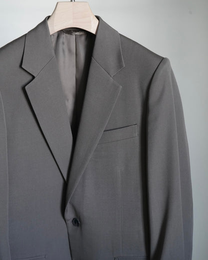 AURLEEのLIGHT WOOL MAX GABARDINE JACKETのカラーがDARK OLIVE BROWNの上半分に寄った商品画像です。