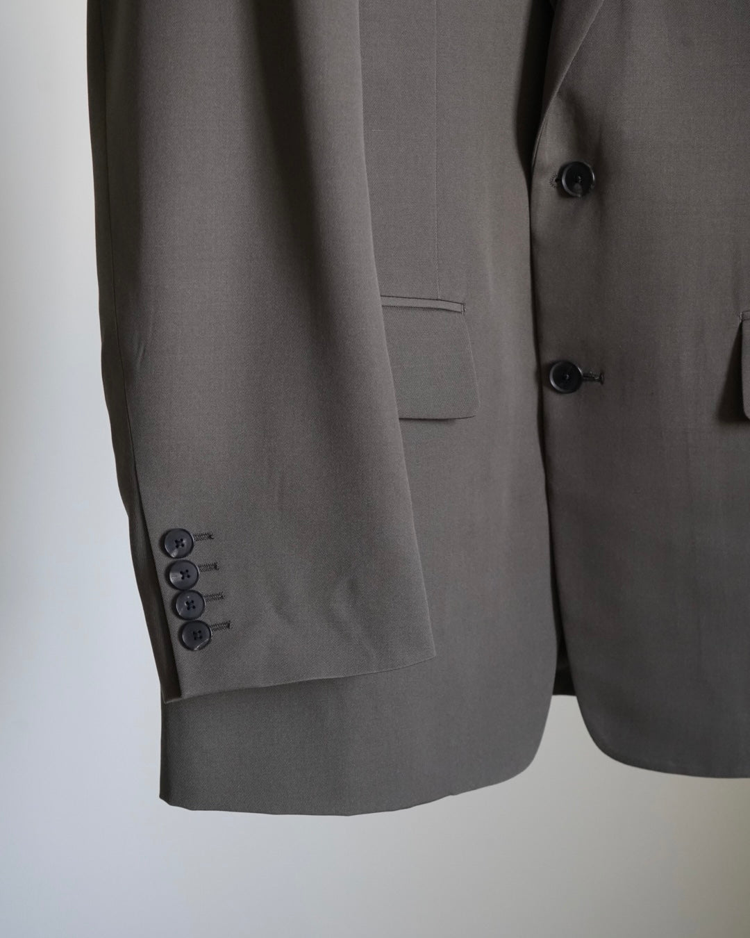 AURLEEのLIGHT WOOL MAX GABARDINE JACKETのカラーがDARK OLIVE BROWNの下半分に寄った商品画像です。
こちらの商品は通信販売にて購入が可能です。