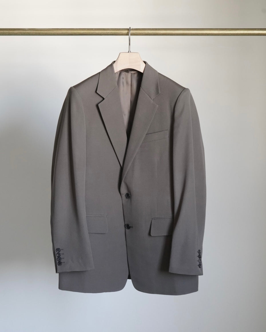 AURLEEのLIGHT WOOL MAX GABARDINE JACKETのカラーがDARK OLIVE BROWNの商品画像です。
こちらの商品は通信販売にて購入が可能です。