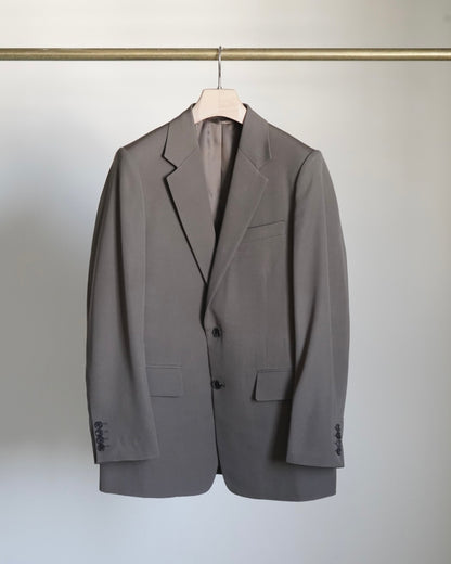 AURLEEのLIGHT WOOL MAX GABARDINE JACKETのカラーがDARK OLIVE BROWNの商品画像です。
こちらの商品は通信販売にて購入が可能です。
