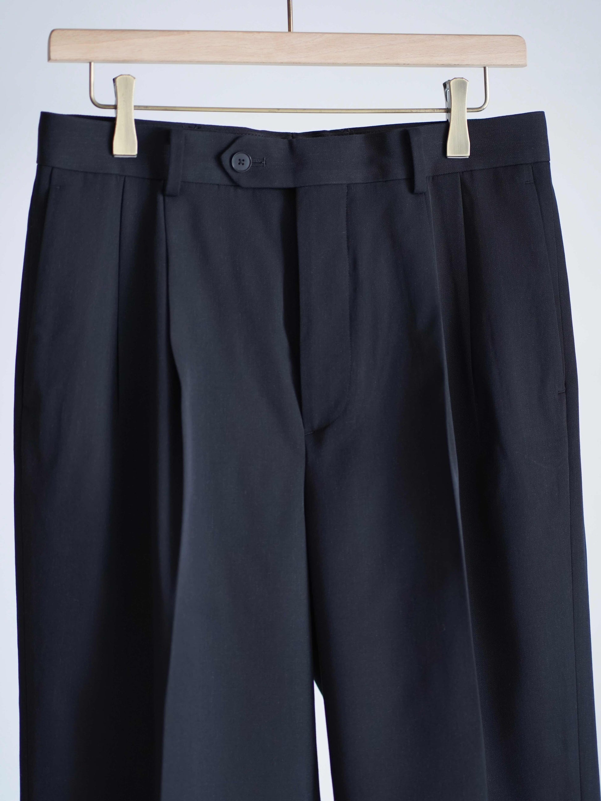 AURALEEのLIGHT WOOL MAX GABARDINE TWO-TUCK SLACKSのカラーはブラックの上半分に寄った商品画像です。
こちらの商品は通信販売で購入可能です。