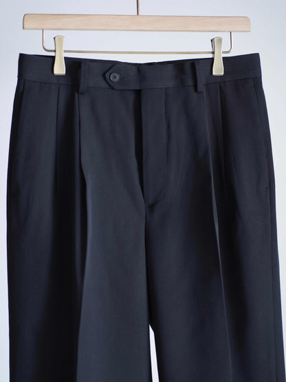 AURALEEのLIGHT WOOL MAX GABARDINE TWO-TUCK SLACKSのカラーはブラックの上半分に寄った商品画像です。
こちらの商品は通信販売で購入可能です。
