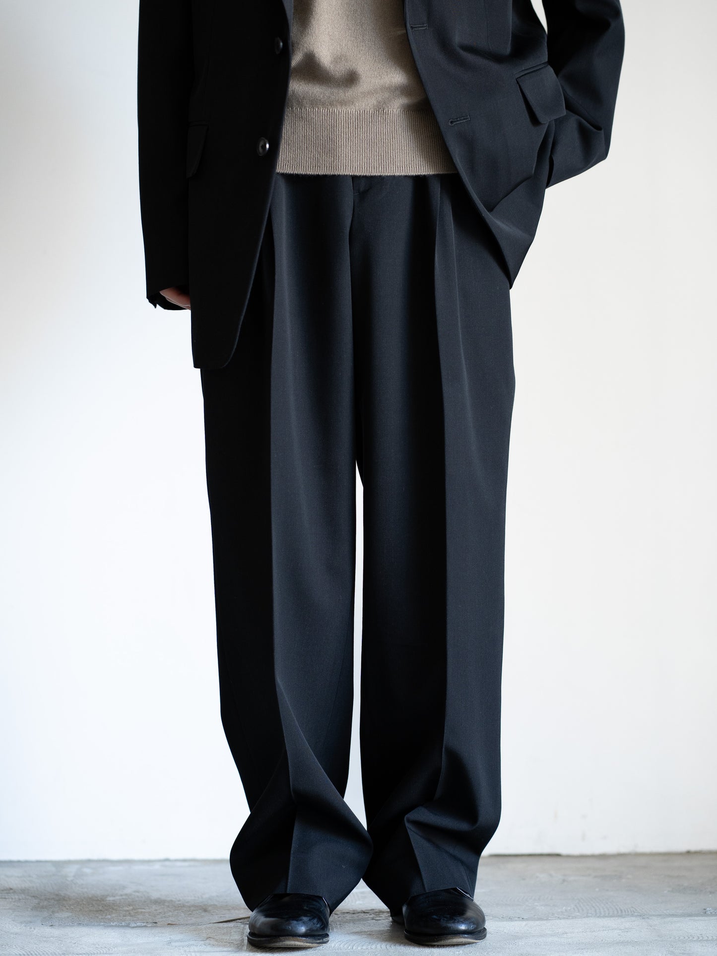 AURALEEのLIGHT WOOL MAX GABARDINE TWO-TUCK SLACKSのカラーはブラックの正面から見た着用画像です。