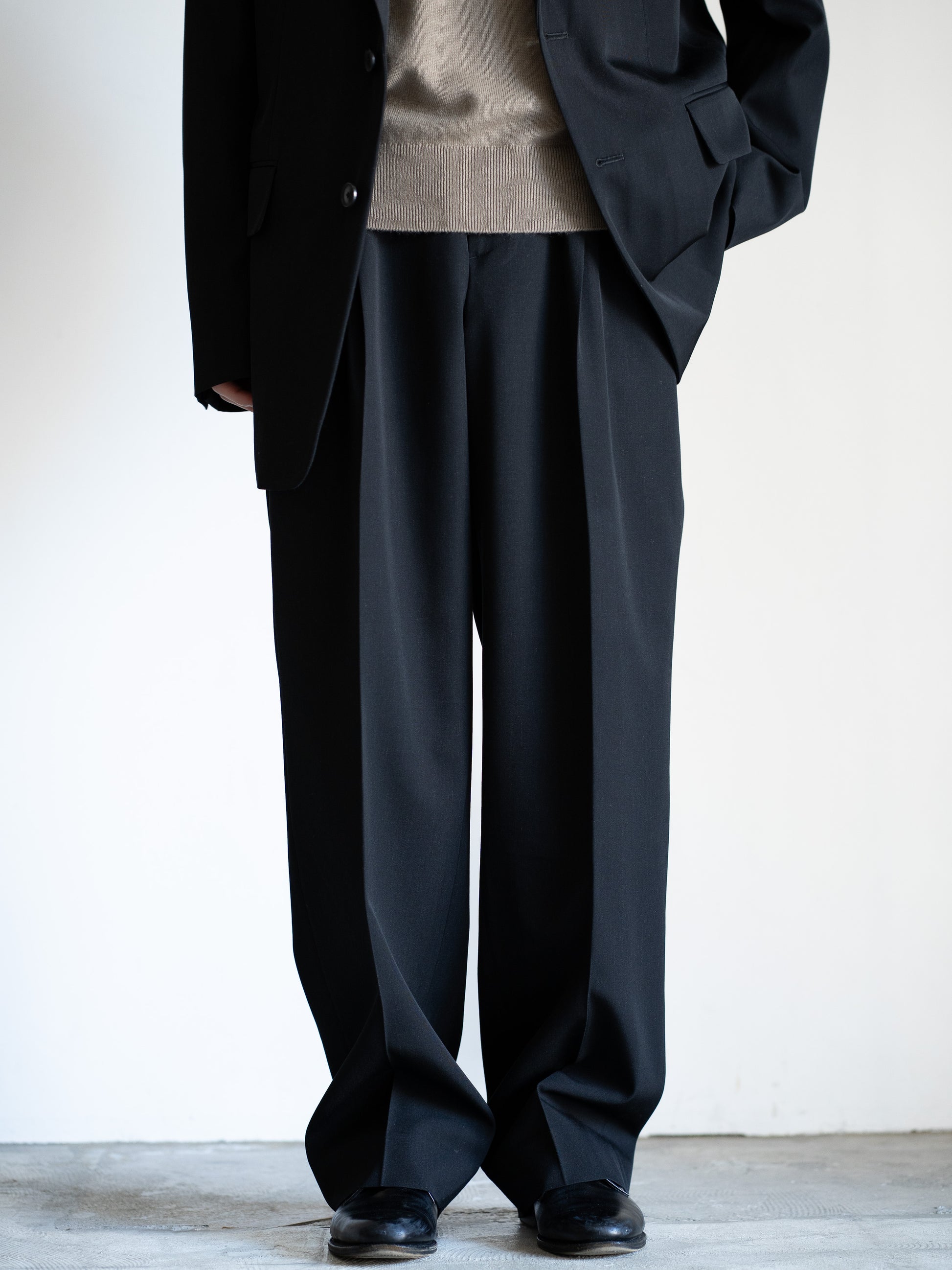 AURALEEのLIGHT WOOL MAX GABARDINE TWO-TUCK SLACKSのカラーはブラックの正面から見た着用画像です。