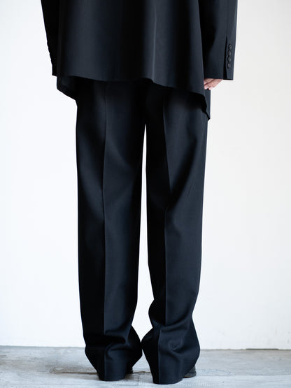 AURALEEのLIGHT WOOL MAX GABARDINE TWO-TUCK SLACKSのカラーはブラックの背面から見た着用画像です。