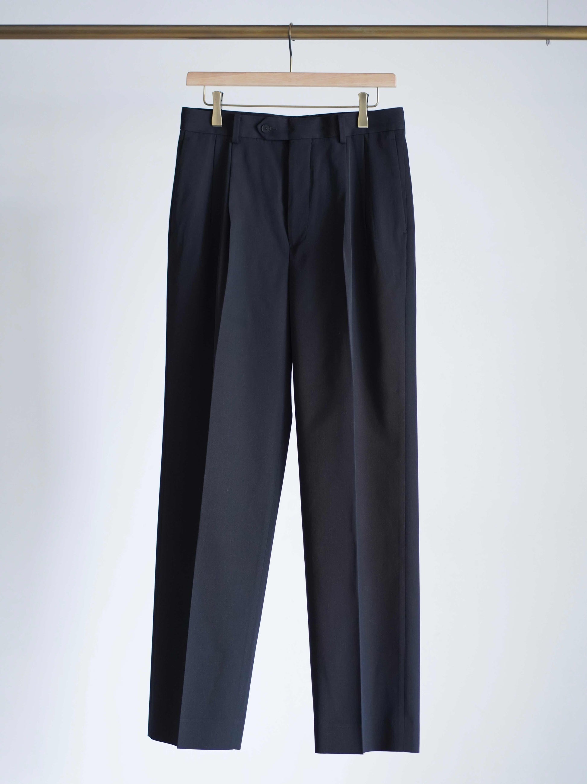 AURALEEのLIGHT WOOL MAX GABARDINE TWO-TUCK SLACKSのカラーはブラックの全体が写った商品画像です。
こちらの商品は通信販売で購入可能です。