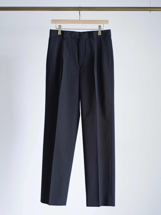 AURALEEのLIGHT WOOL MAX GABARDINE TWO-TUCK SLACKSのカラーはブラックの全体が写った商品画像です。
こちらの商品は通信販売で購入可能です。