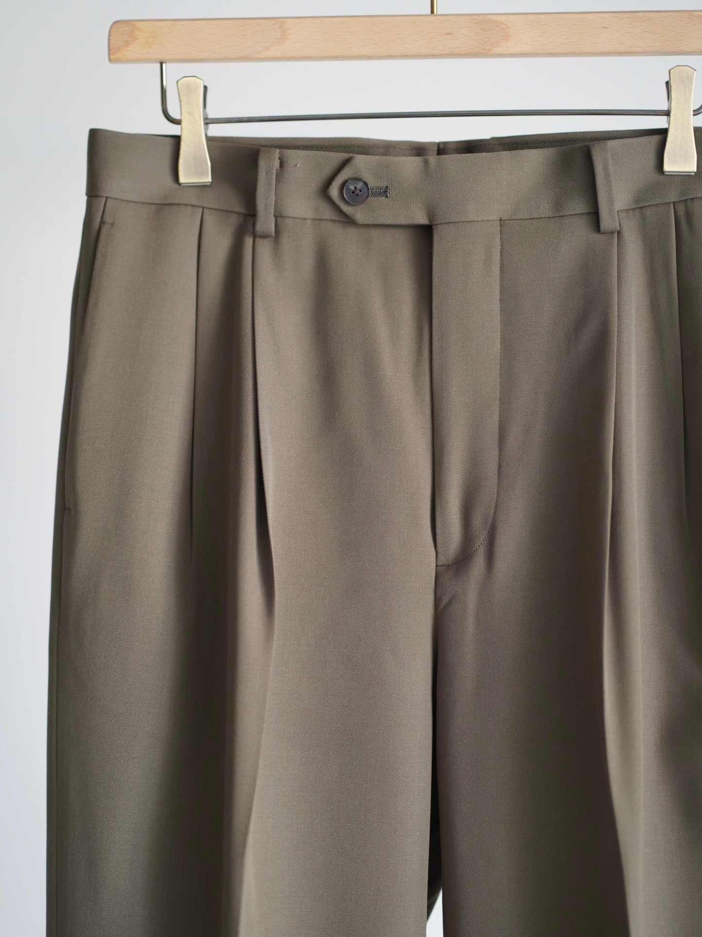 AURALEEのLIGHT WOOL MAX GABARDINE TWO-TUCK SLACKSのカラーはダークオリーブブラウンの上半分に寄った商品画像です。
こちらの商品は通信販売で購入可能です。