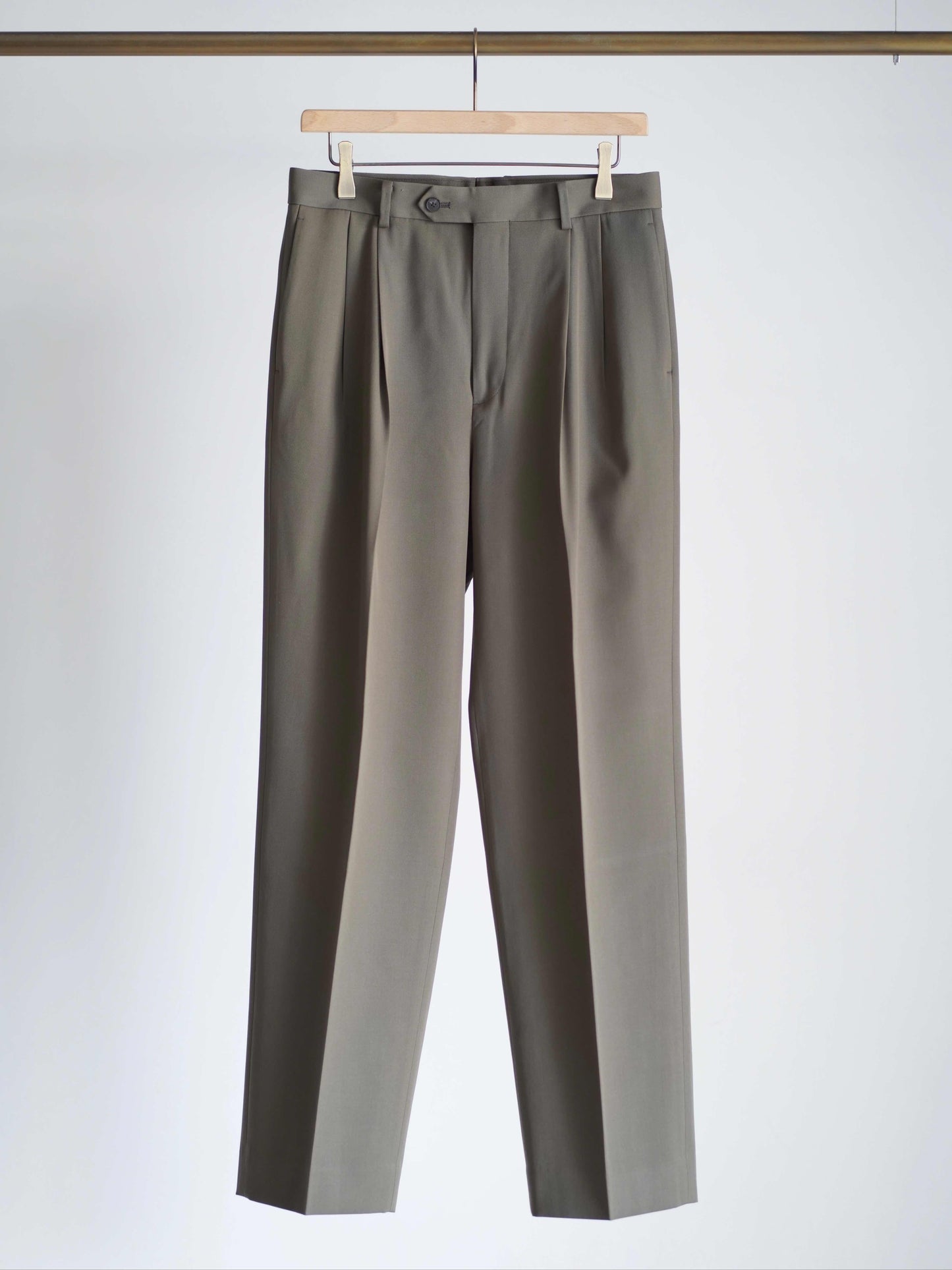 AURALEEのLIGHT WOOL MAX GABARDINE TWO-TUCK SLACKSのカラーはダークオリーブブラウンの全体が写った商品画像です。
こちらの商品は通信販売で購入可能です。