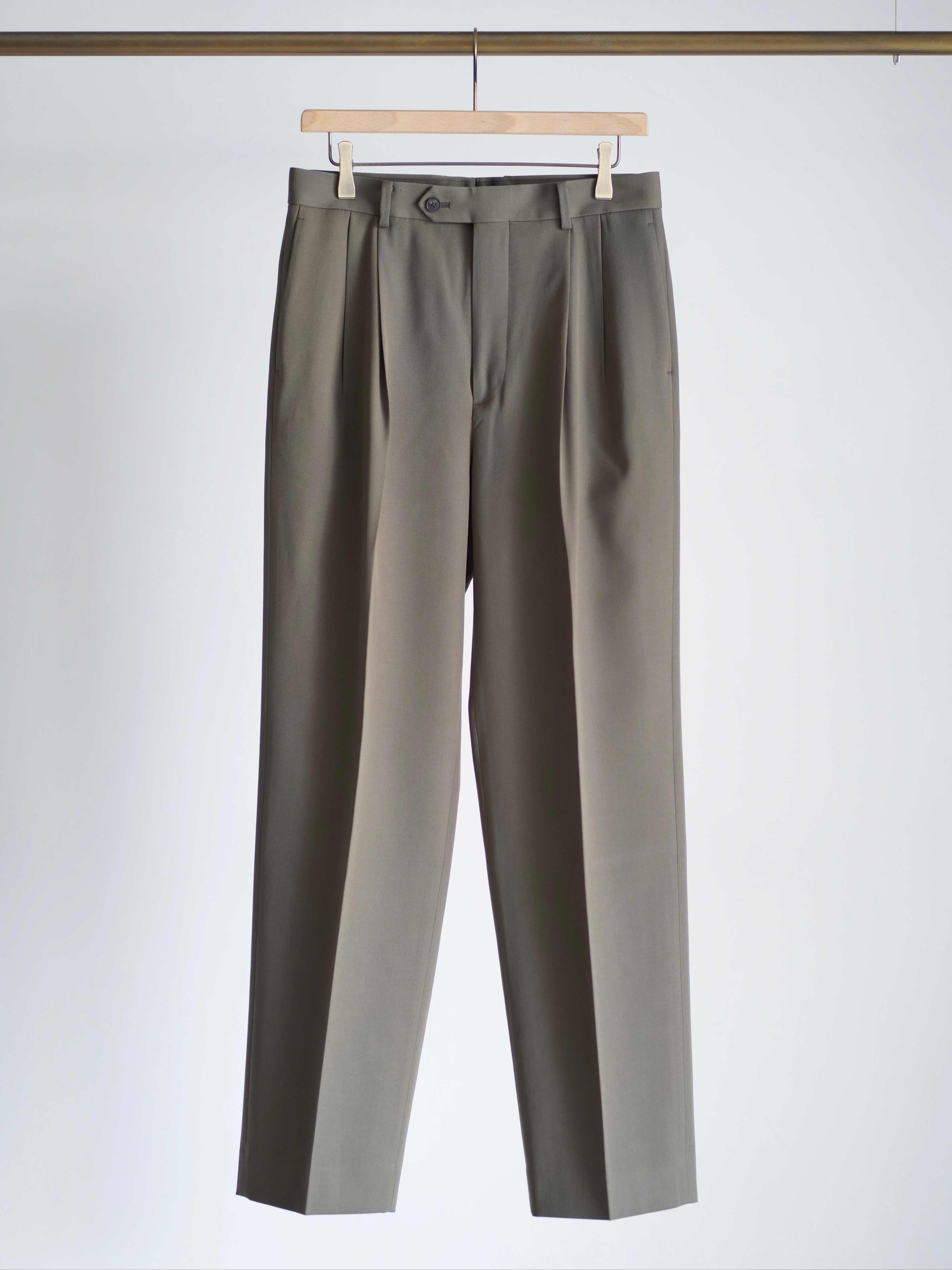 AURALEEのLIGHT WOOL MAX GABARDINE TWO-TUCK SLACKSのカラーはダークオリーブブラウンの全体が写った商品画像です。
こちらの商品は通信販売で購入可能です。