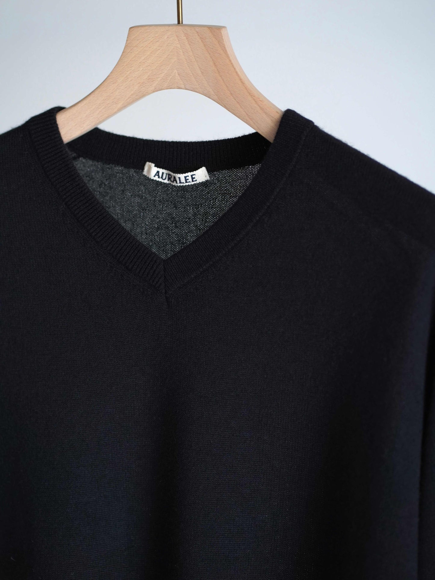 AURALEEのSUPER FINE CASHMERE SILK KNIT V-NECK P/Oのカラーはブラックの上半分に寄った商品画像です。こちらの商品は通信販売にて購入が可能です。