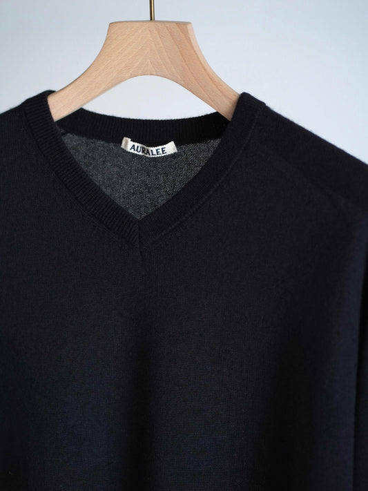 AURALEEのSUPER FINE CASHMERE SILK KNIT V-NECK P/Oのカラーはブラックの上半分に寄った商品画像です。こちらの商品は通信販売にて購入が可能です。