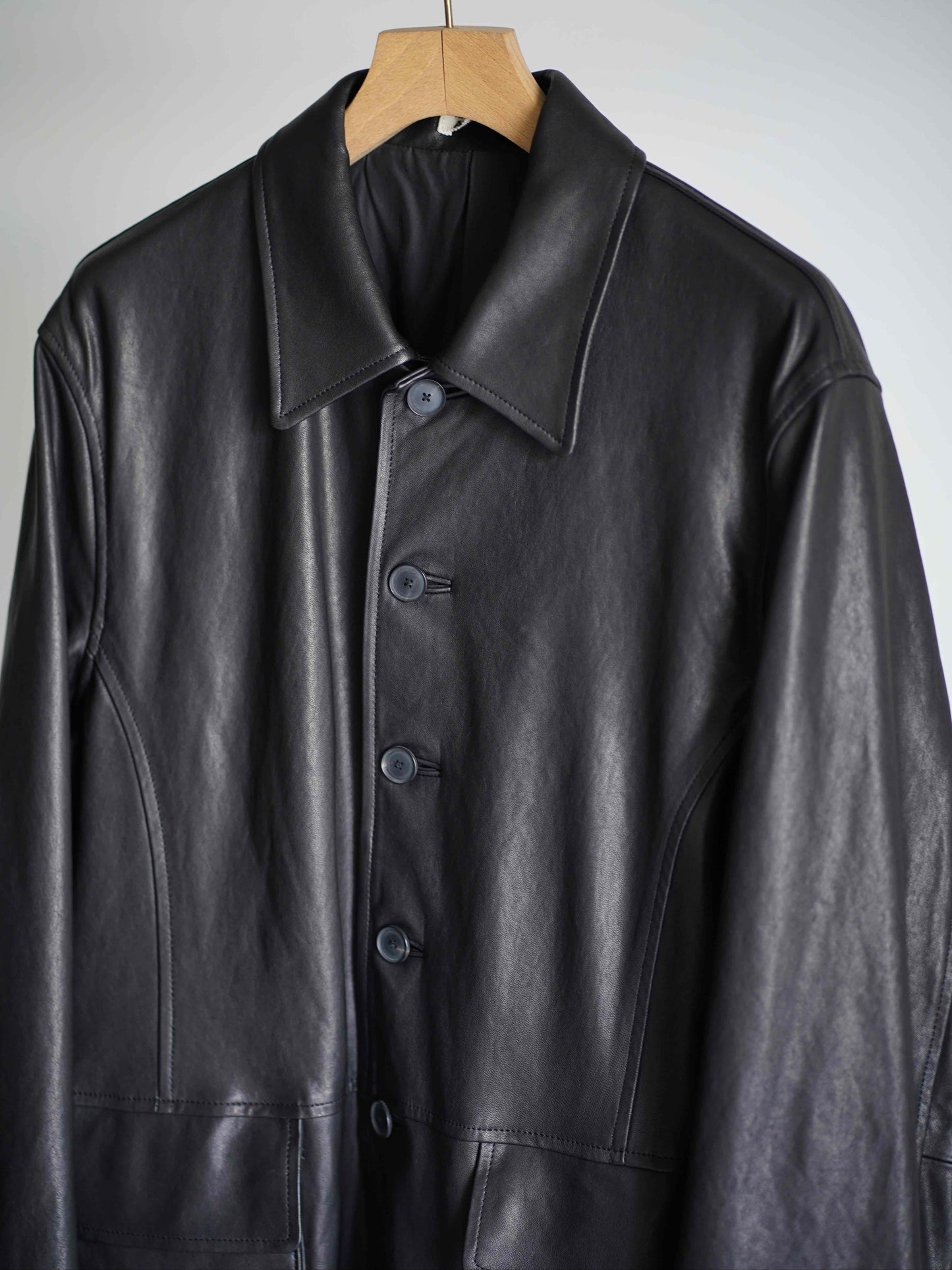 AURALEEのTEXTURED LAMB LEATHER BLOUSONのカラーはBLACKの上半身に寄った商品画像です。