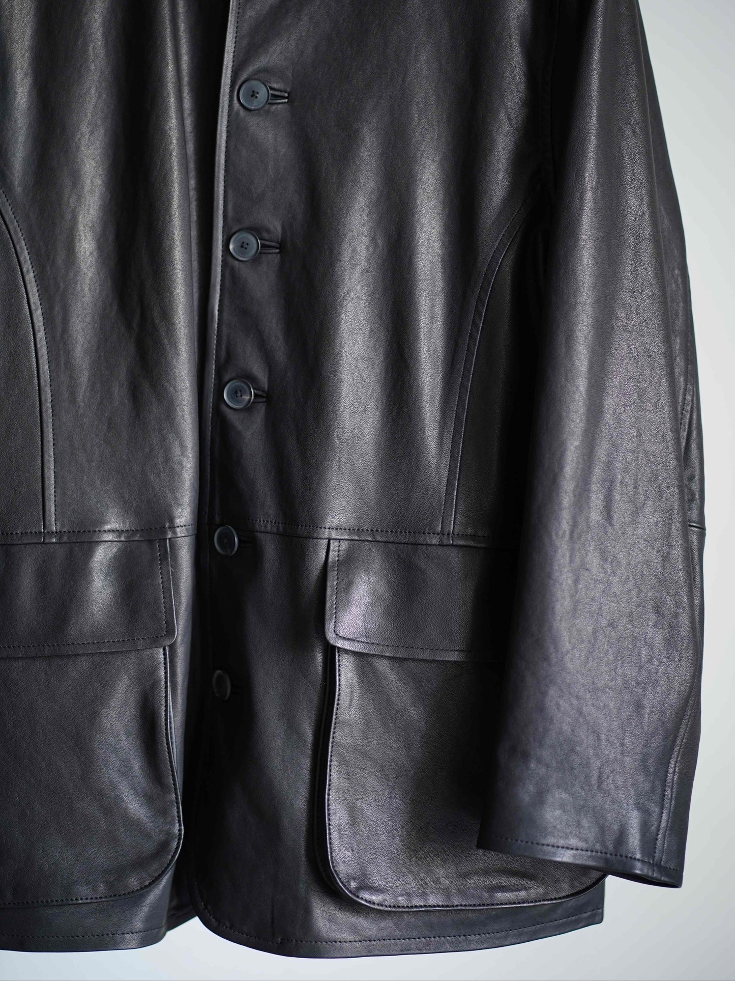 AURALEEのTEXTURED LAMB LEATHER BLOUSONのカラーはBLACKの下半分に寄った商品画像です。
