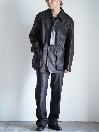 AURALEEのTEXTURED LAMB LEATHER BLOUSONとTEXTURED LAMB LEATHER PANTSのブルゾンのボタンを閉めて着用した全体の写った正面の着用画像です。