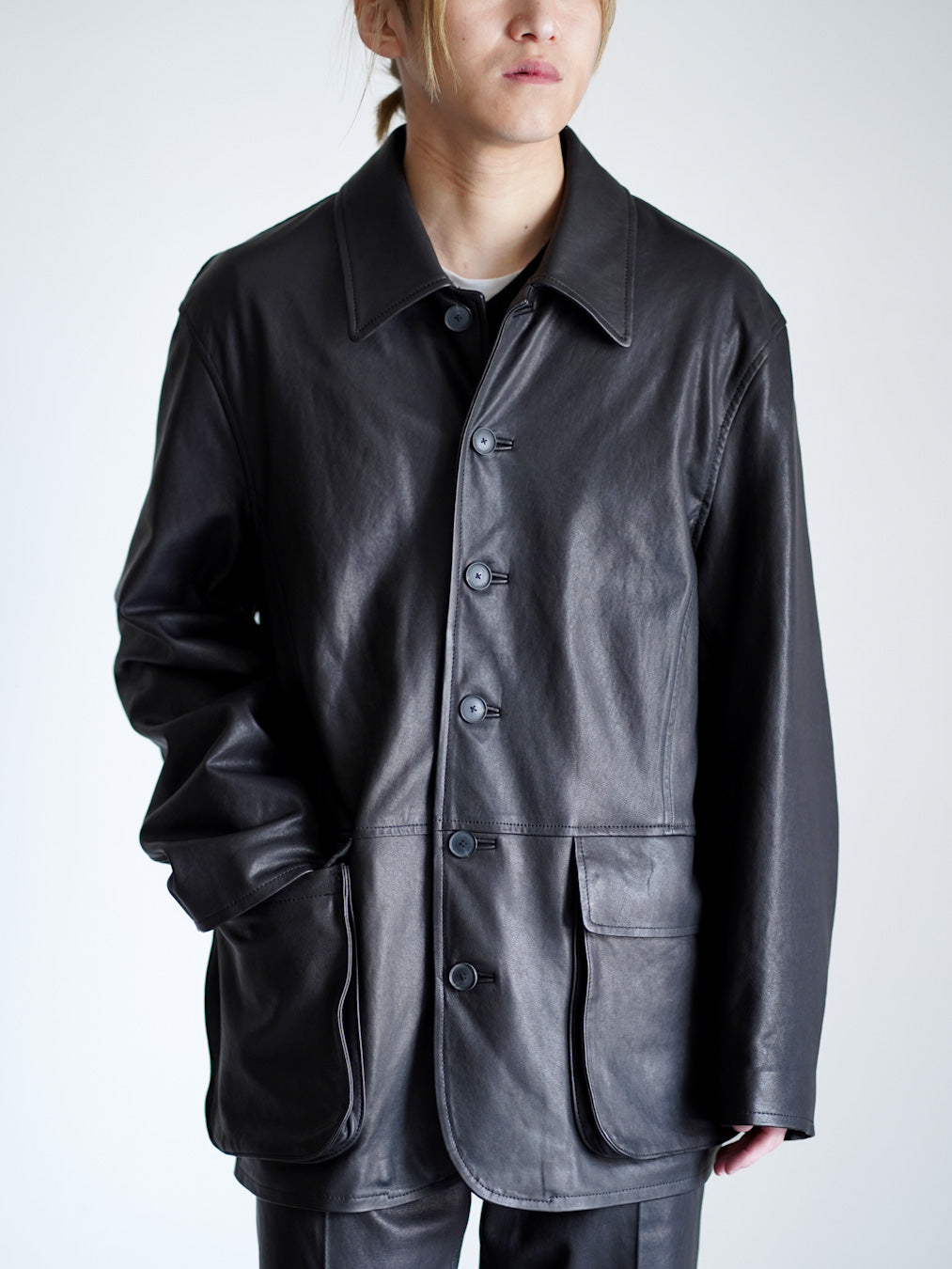 AURALEEのTEXTURED LAMB LEATHER BLOUSONのトップス正面が写った着用画像です。