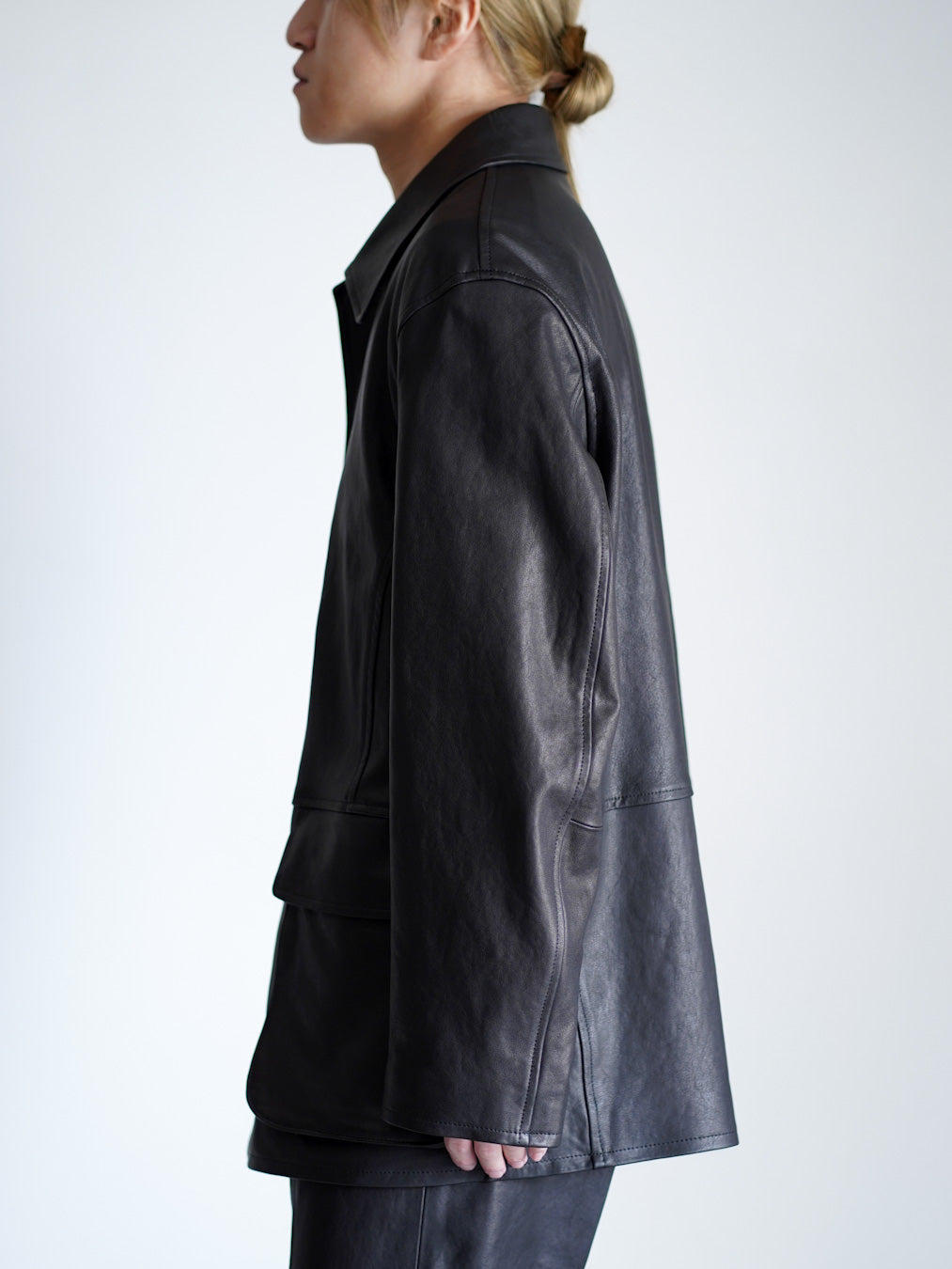 AURALEEのTEXTURED LAMB LEATHER BLOUSONのトップス横向きが写った着用画像です。