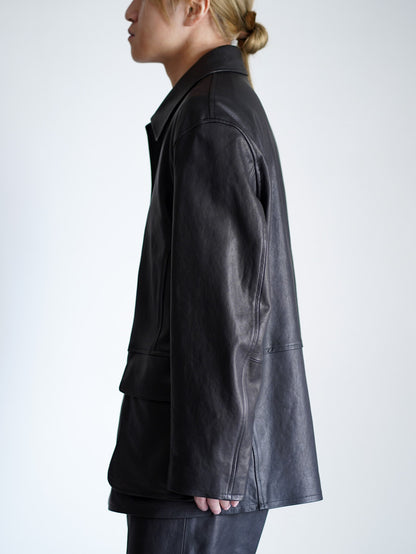 AURALEEのTEXTURED LAMB LEATHER BLOUSONのトップス横向きが写った着用画像です。