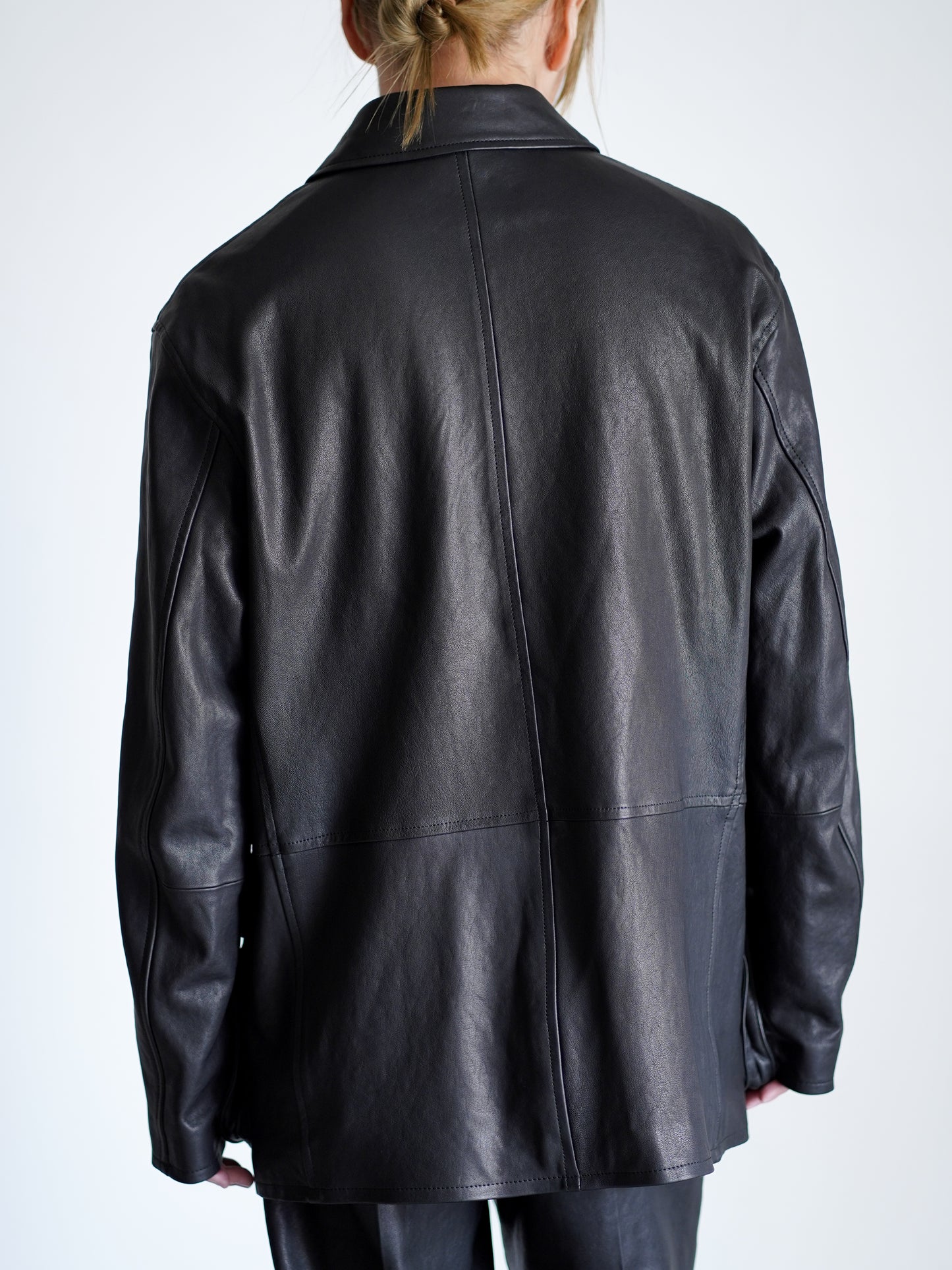 AURALEEのTEXTURED LAMB LEATHER BLOUSONのトップス背面が写った着用画像です。